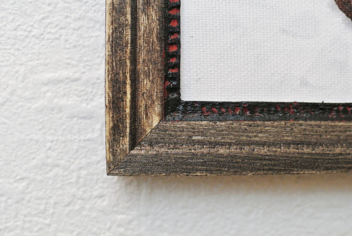 Rolling cat picture frame